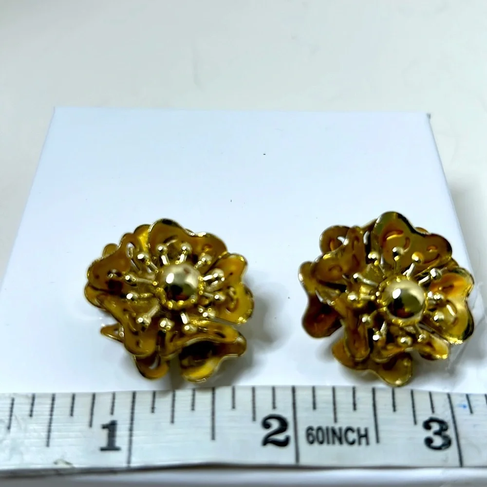 Coro gold tone flower clip earrings vintage